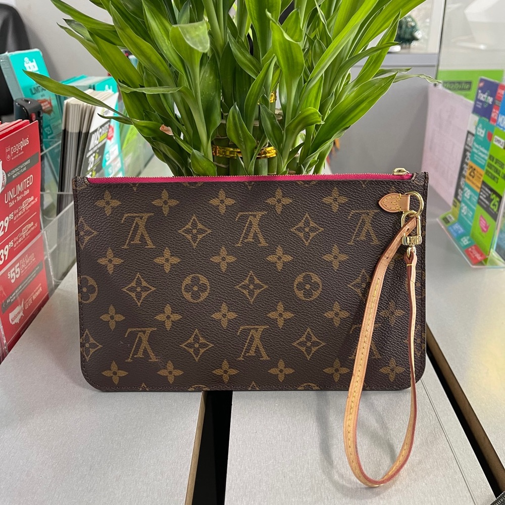Final sale ❤️Louis Vuitton  pouch/wristlet/clutch